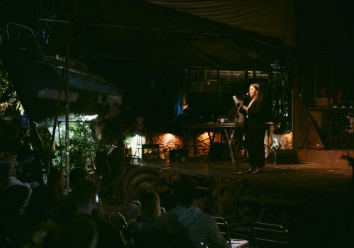 Luca Swieter beim Reimgold Poetry Slam Jahresfinale, Köln, Odonien, 25.08.24. Foto: Marvin Ruppert